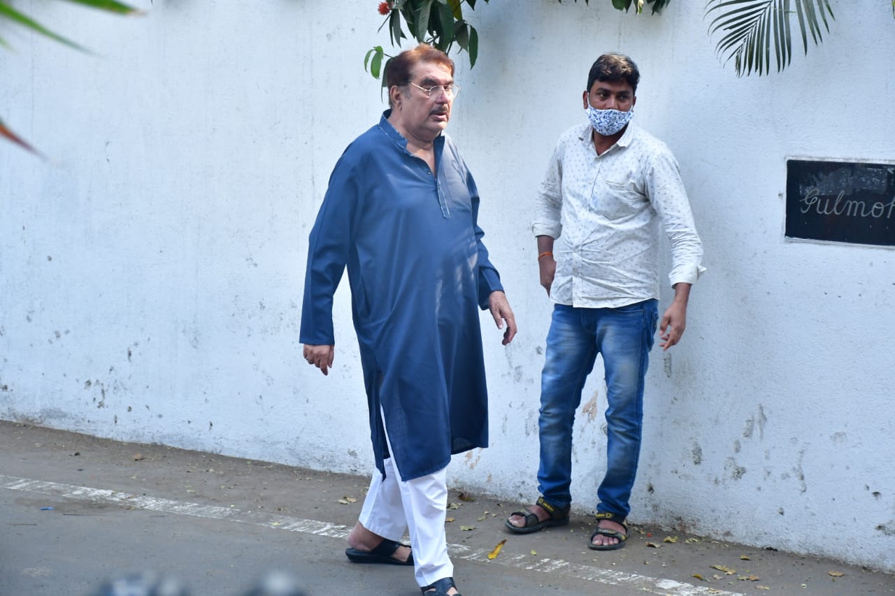 रजा मुराद राजीव को अंतिम विदाई देने चेम्बूर स्थित उनके घर पहुंचे।
