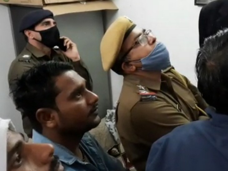 पुलिस के आलाधिकारीयों ने घटनास्थल पर छानबीन की। आसपास के सीसीटीवी फुटेज खंगाले।