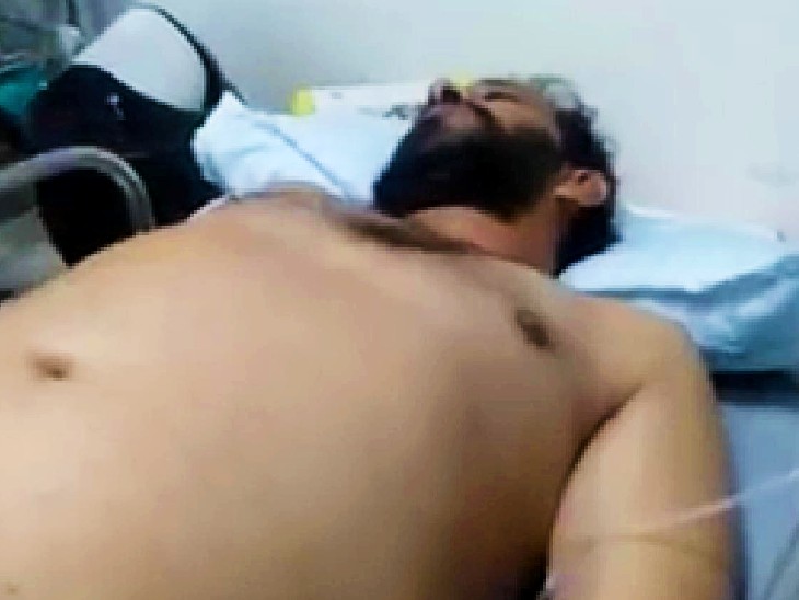 गोली लगने के बाद नरेश प्रजापत का किया जा रहा उपचार।