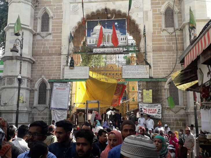 अजमेर दरगाह के बाहर लगी जायरीनों की भीड़