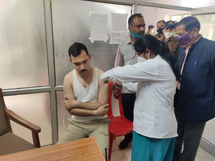 पुलिस अस्पताल में ट्रेनी आईपीएस अमित कुमार ने टीका लगवाया।