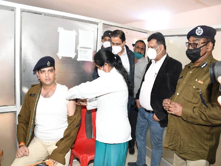 एसपी सिद्धार्थ बहुगुणा ने वैक्सीन लगवा कर कर्मियों का हौसला बढ़ाया।