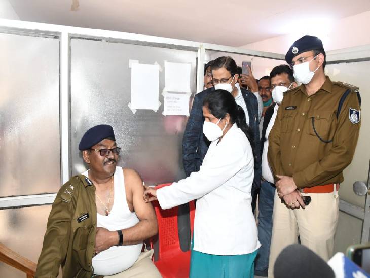 पुलिस अस्पताल में आईजी भगवत सिंह चौहान ने वैक्सीन लगवाया।