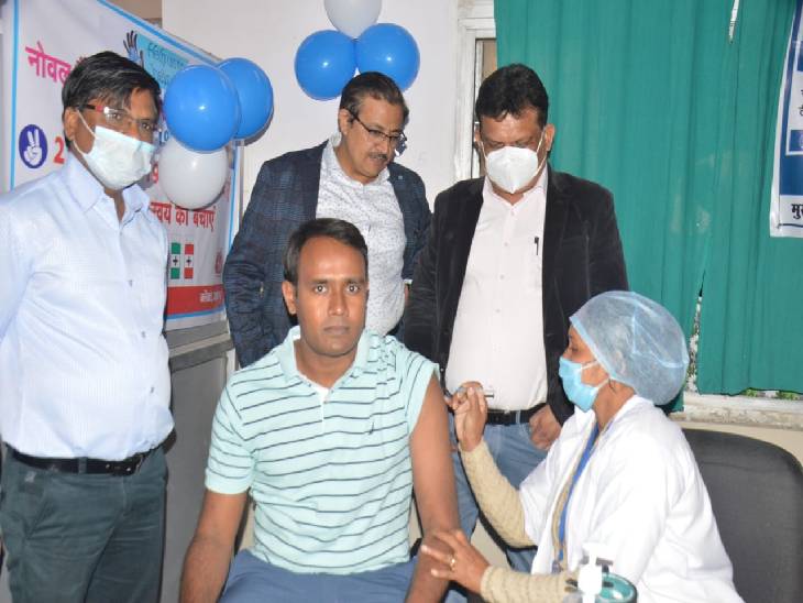 अपर कलेक्टर आईएएस संदीप जीआर वैक्सीन लगवाते हुए विक्टोरिया अस्पताल में।