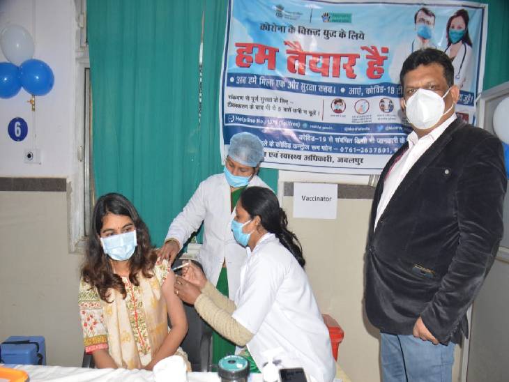 जिल पंचायत सीईओ रिजु बाफना ने विक्टोरिया अस्पताल में वैक्सीन लगवाया।