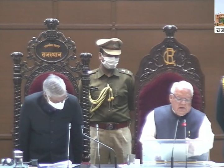 विधानसभा में अभिभाषण से पहले संविधान की प्रस्तावना पढ़ते राज्यपाल कलराज मिश्र।