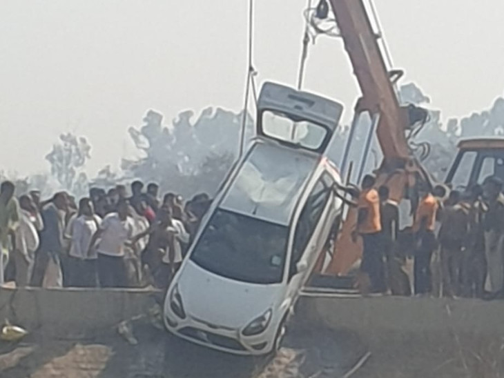 गुरुवार दिन में नहर से बाहर निकाली गई थी कार।