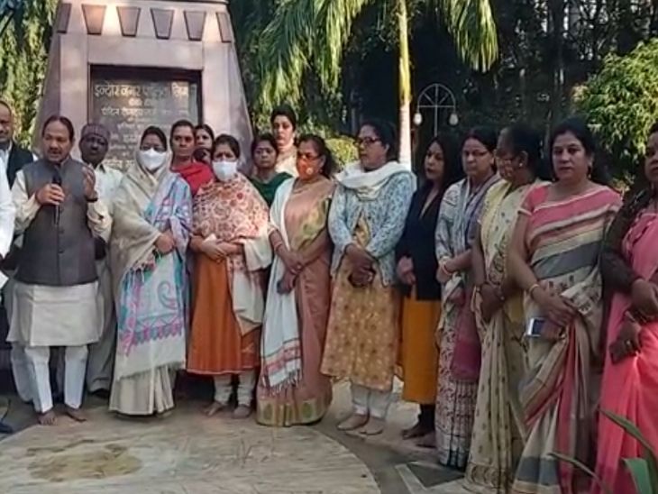 पूर्व सांसद कृष्ण मुरारी मोघे ने कार्यक्रम की शुरुआत की।