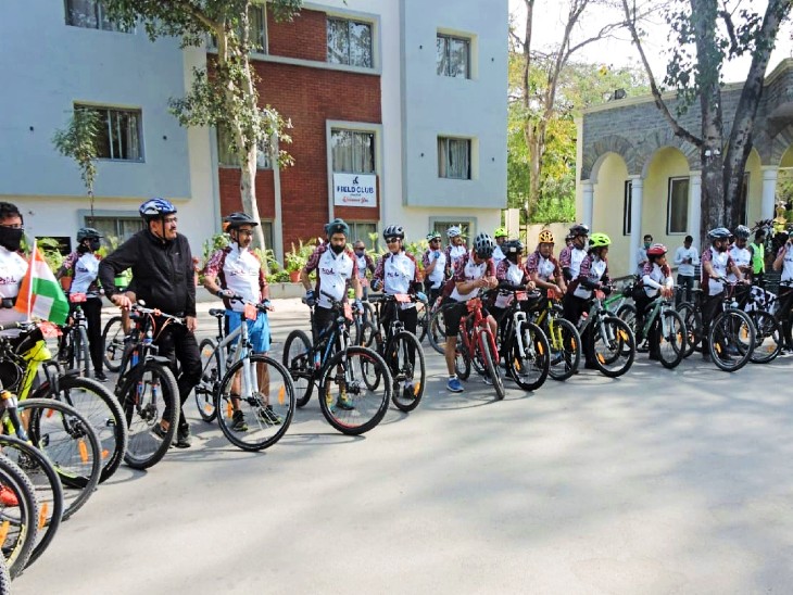 पहले दिन की रन कंप्लीट होने के बाद आराम करते प्रतिभागी।