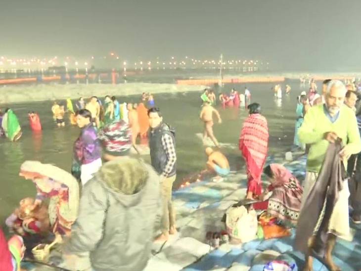 संगम तट पर गुरुवार तड़के स्नान करते श्रद्धालु।