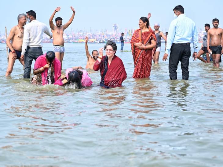 Priyanka Gandhi took a dip in the confluence with Congress Legislature Party leader Aradhana Mishra. During this, Priyanka's daughter Miraya was also with him.