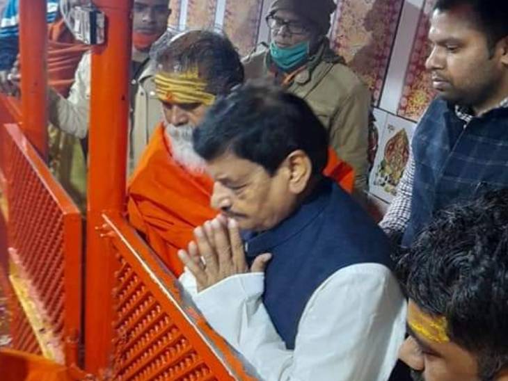 मौनी अमावस्या पर शिवपाल यादव ने प्रयागराज में लेटे हनुमान मंदिर में पूजा-पाठ किया।