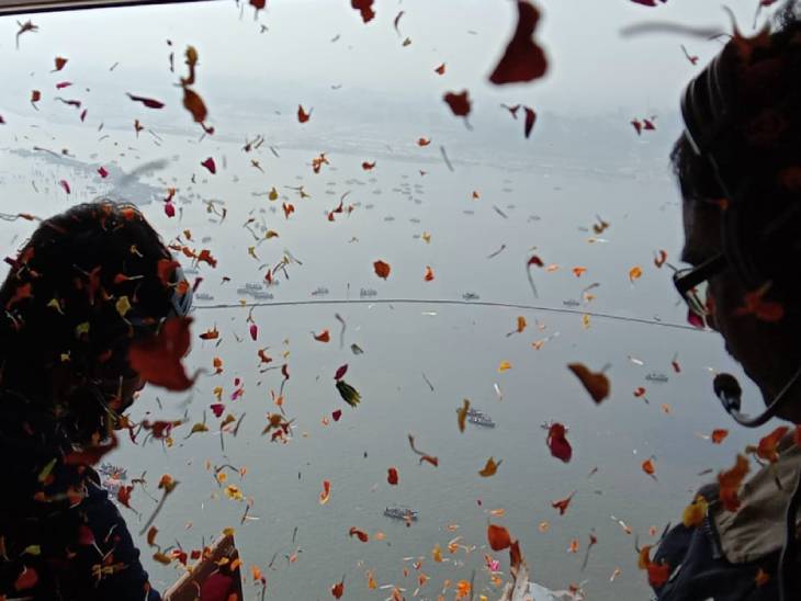 कल्पवासियों व स्नानार्थियों पर हेलिकॉप्टर से फूलों की बारिश की गई।