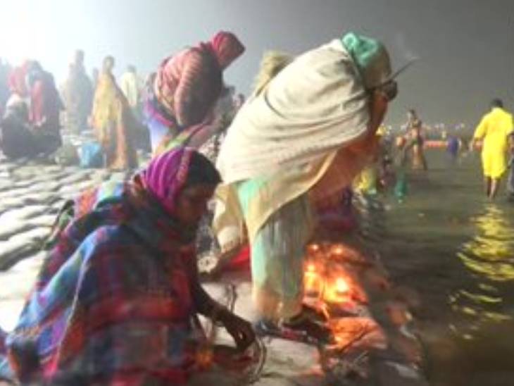 संगम तट पर दीपदान व पूजा पाठ करतीं महिलाएं।