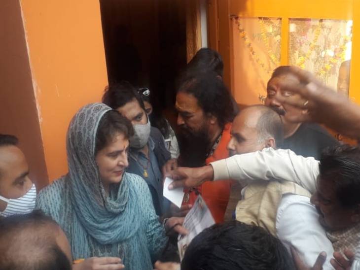 Priyanka Gandhi offered prayers at the Mankameshwara Temple.