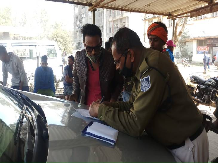 मेडिकल स्थित मरचुरी में पंचनामा की कार्रवाई करती तिलवारा पुलिस।