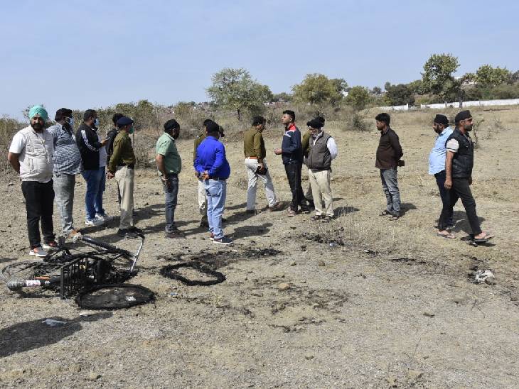 डेड बॉडी मिलने के बाद घटनास्थल पर जांच करती पुलिस।