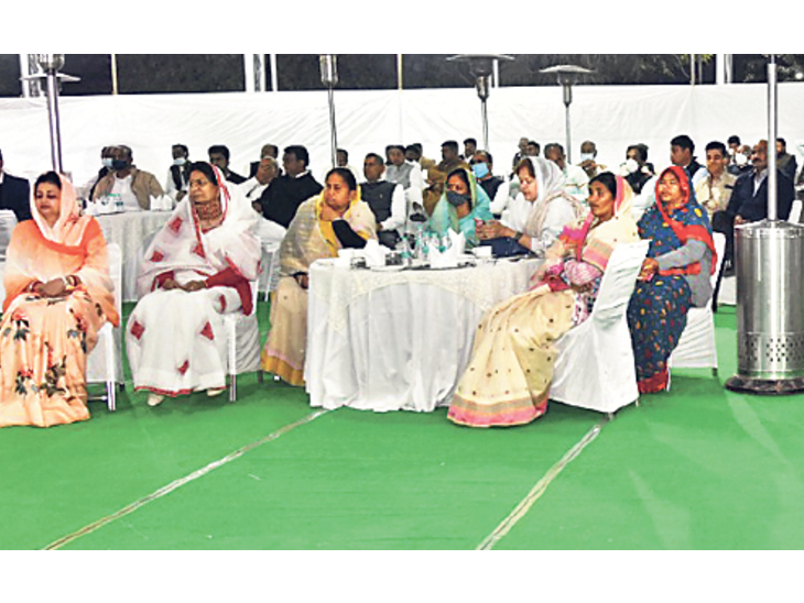 विधायक दल की बैठक में शामिल विधायक।