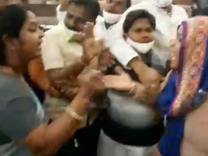कांग्रेस की महिला पार्षद व बीजेपी की महिला पार्षद के बीच बहस तू तू में में तक पहुंच गई और नोबत हाथापाई तक पहुंच गई