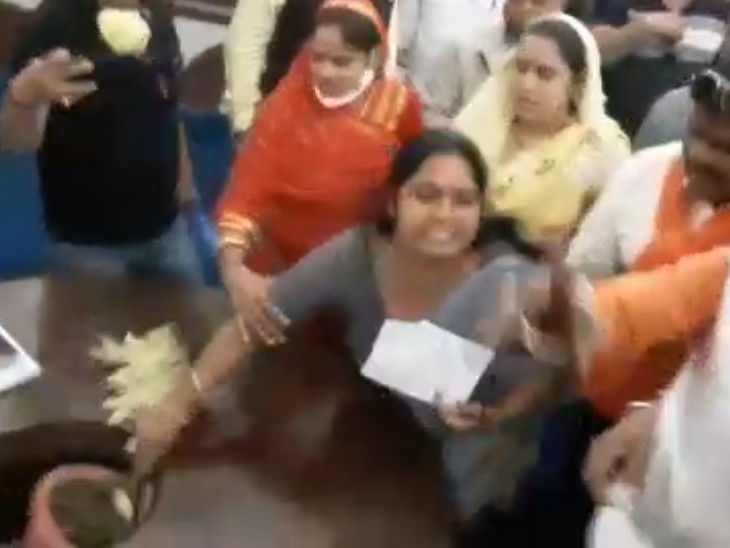 कांग्रेस की महिला पार्षदों पर घमले में लगा पौधा फेंका, जो कांग्रेस की महिला पार्षद जमनाबाई की सीट पर जा गिरा
