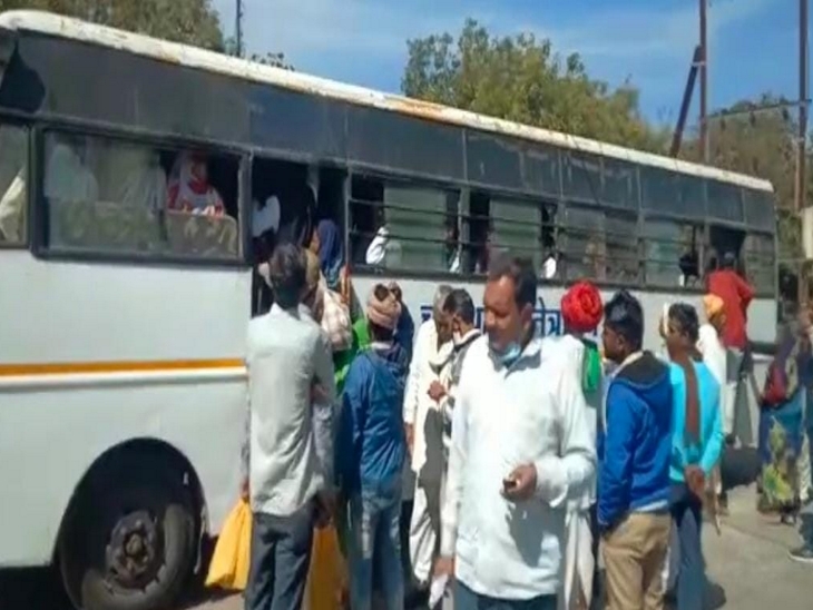 बस में सवार बुजुर्गों को जब नीचे उतारा गया तो उन्होंने राहत की सांस ली।