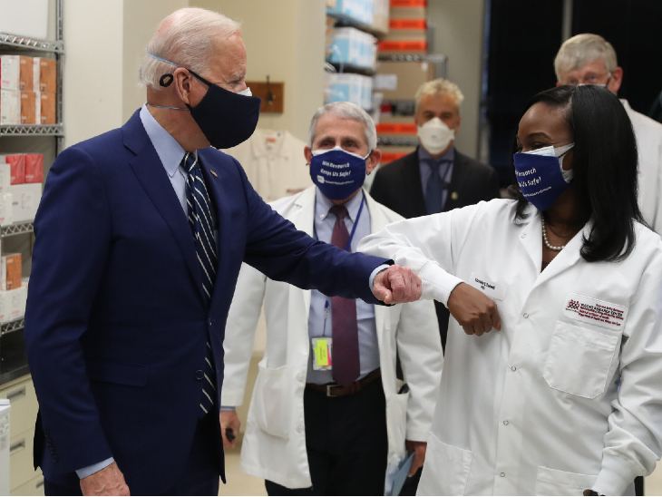 अमेरिका के राष्ट्रपति बाइडेन गुरुवार को नेशनल इंस्टीट्‍यूट ऑफ हेल्थ पहुंचे और यहां के स्टाफ से मुलाकात की।