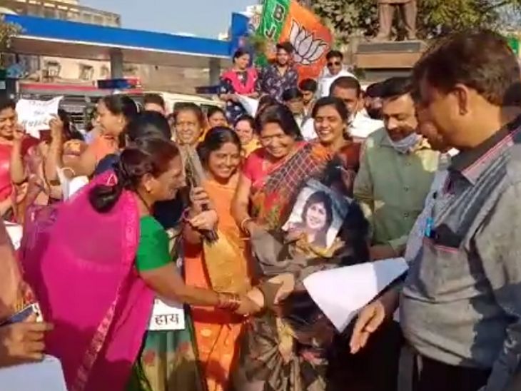 भाजपाई बोले - पूर्व महापौर का इस प्रकार से अपमान अशोभनीय।