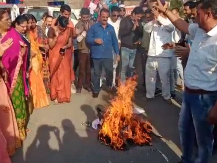 भाजपाइयों ने साधौ का पुतला दहन कर माफी मांगने की मांग की।