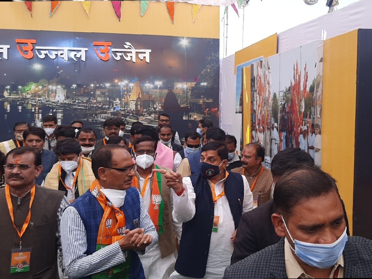 उज्जैन विकास गाथा गैलरी का अवलोकन करते मुख्यमंत्री शिवराज सिंह व वीडी शर्मा
