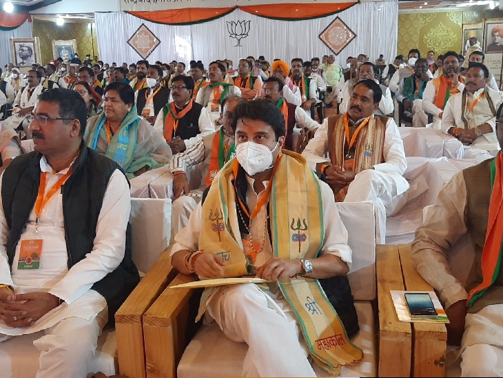 प्रशिक्षण वर्ग में ज्योतिरादित्य सिंधिया भी मौजूद रहे, पीछे विधायक लोग बैठे हैं