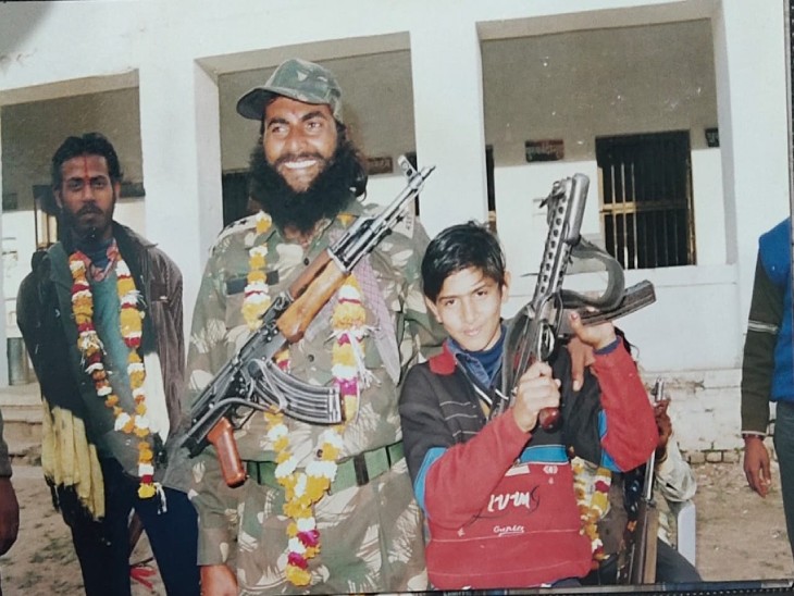 कुख्यात डाकू अरविंद सिंह गुर्जर ने भिंड के कोतवाली थाने में गिरोह के साथ सरेंडर किया था।