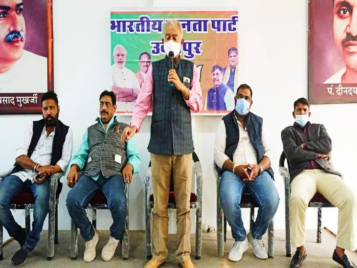 कार्यकर्ताओं की समझाइश करते शहर जिला अध्यक्ष रविंद्र श्रीमाली।
