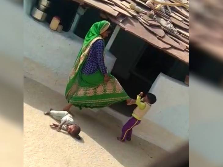 चार साल की बेटी के मुंह में लात मारती मां जयंती बाई।