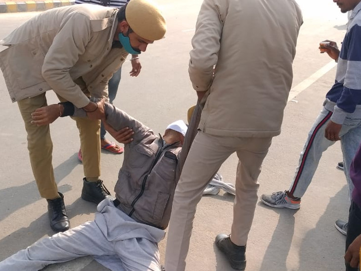 चक्कर खाकर गिरा किसान तो पुलिसकर्मियों ने संभाला।