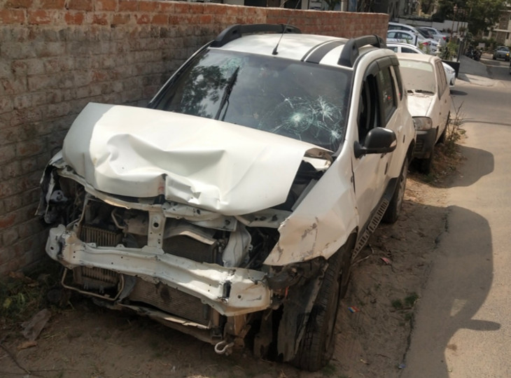 विधायकपुरी थाने में खड़ी रोमिक की क्षतिग्रस्त कार। पुलिस ने केस दर्ज कर जब्त कर लिया है
