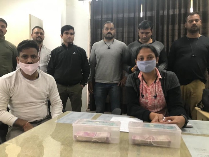 नकली नोट के साथ पकड़े गए एजेंट के संबंध में जानकारी देते डीएसपी रोशनी सिंह, टीआई चेतन सिंह बैस।