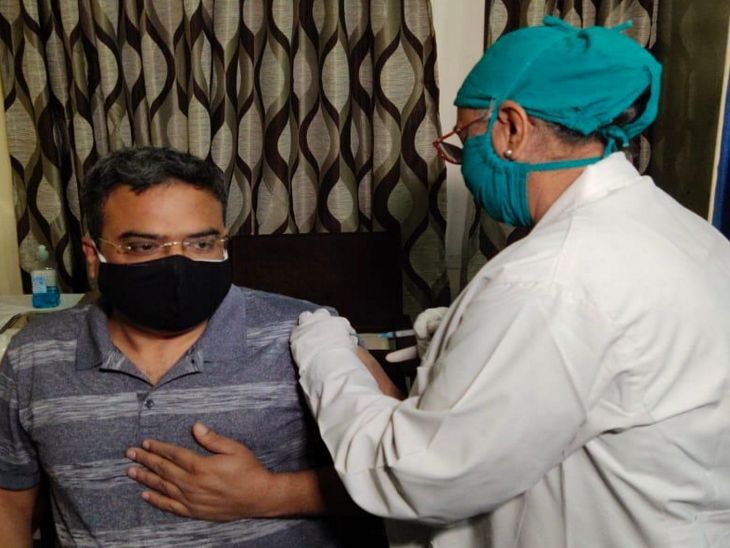 संभाग आयुक्त डाॅ. पवन शर्मा ने भी टीका लगवाया।