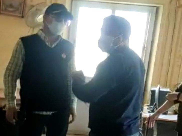 ऑफिस में यादव और विशाल के बीच बहस हुई थी।