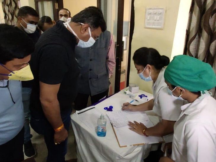 एमवाय पहुंचे कलेक्टर ने सबसे पहले काउंटर से टोकन लिया।