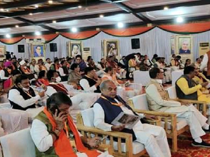कार्यक्रम में कैलाश विजयवर्गीय, नरेंद्र सिंह तोमर व मुख्यमंत्री शिवराज सिंह मौजूद हैं