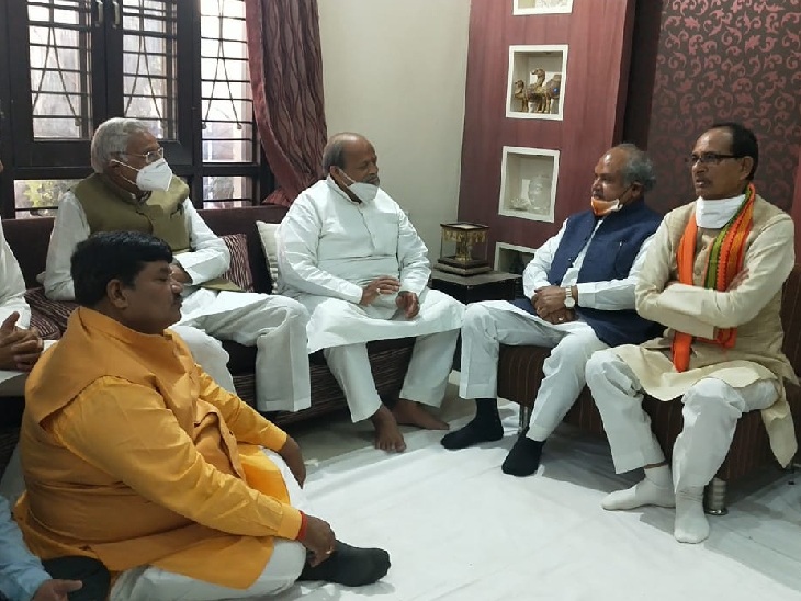 विधायक पारस जैन की माता के निधन पर शोक जताने पहुंचे मुख्यमंत्री शिवराज सिंह व केंद्रीय कृषि मंत्री नरेंद्र सिंह तोमर