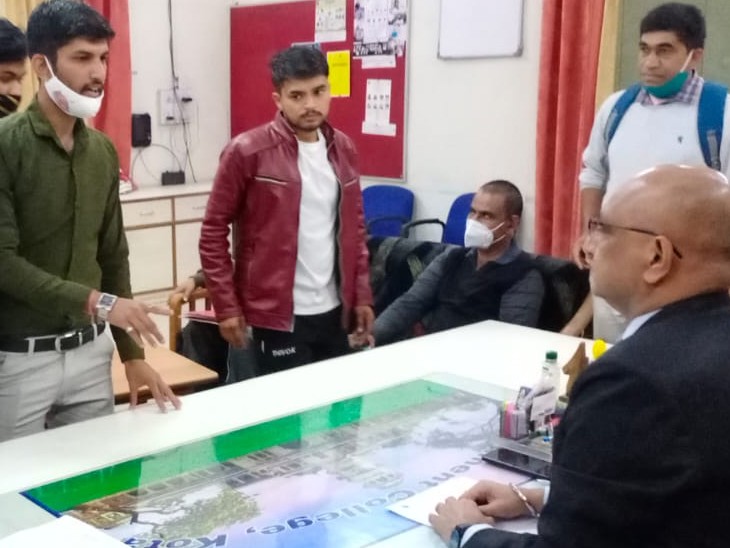 गवर्मेंट कॉलेज के विद्यार्थियों ने प्रदर्शन किया और प्राचार्य का घेराव किया।प्रदर्शनकारी विद्यार्थियों ने सिलेबस में कटौती करने व पूरक परीक्षा पोर्टल दुबारा खोलने की मांग की।