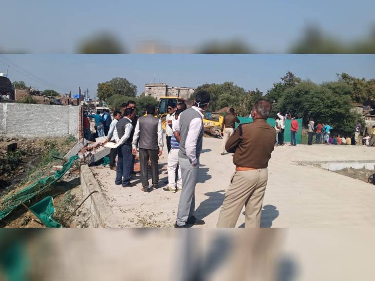 कार्रवाई के दौरान मौजूद पुलिस बल व अधिकारी।