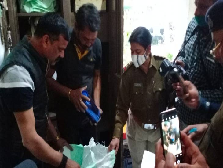 गोरखपुर टीआई सारिका पांडे सीसीटीवी की जांच के लिए सीडीआर की जब्ती कराते हुए।