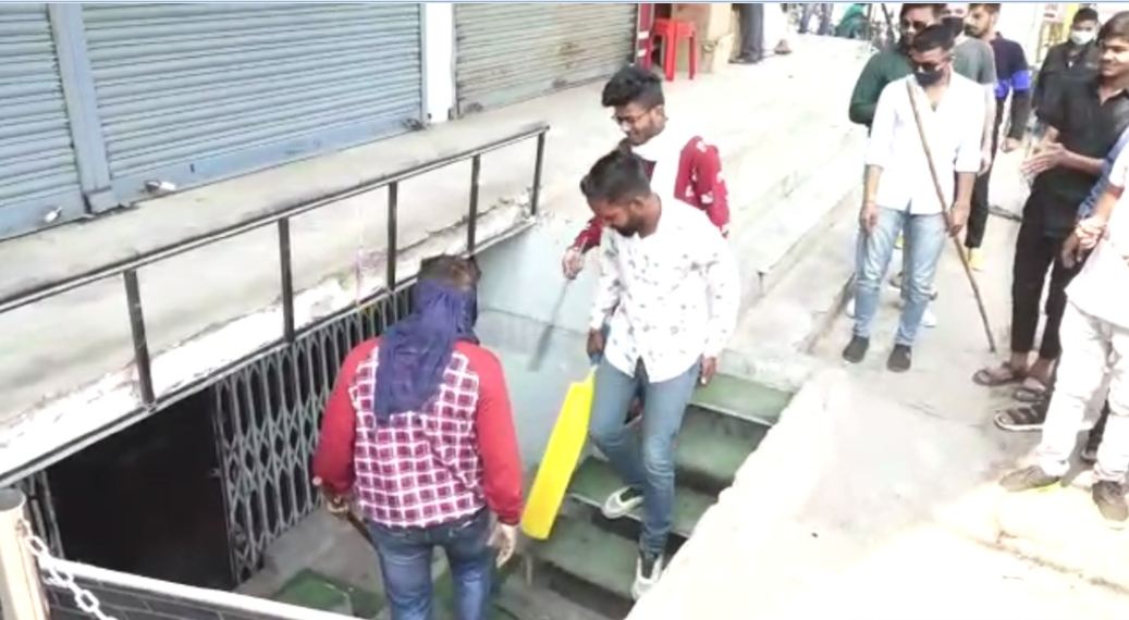 हाथ में क्रिकेट का बैट और लाठी-डंडे लेकर इस तरह लाउंज में घुसे।