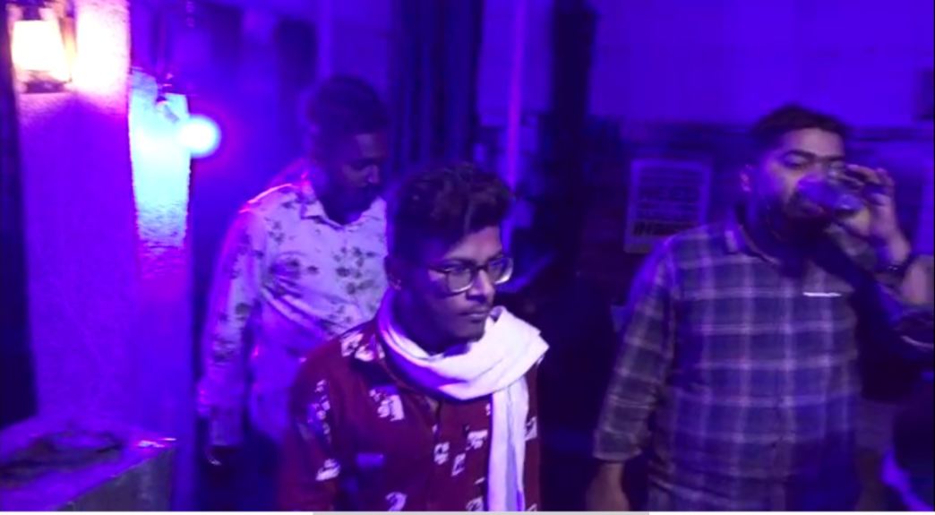 प्रदर्शन कर रहे युवकों ने शराब और हुक्का लाउंज बंद किए जाने की मांग की।