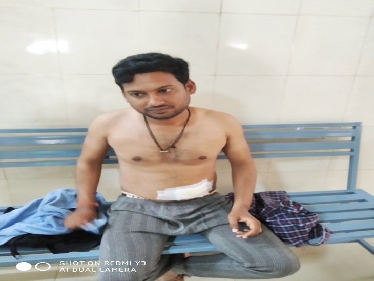 घायल भानू प्रताप पेट में चाकू लगने से घायल हुआ है। उसने तीन नकाबपोश द्वारा हमला करने की कहानी सुनाई है।