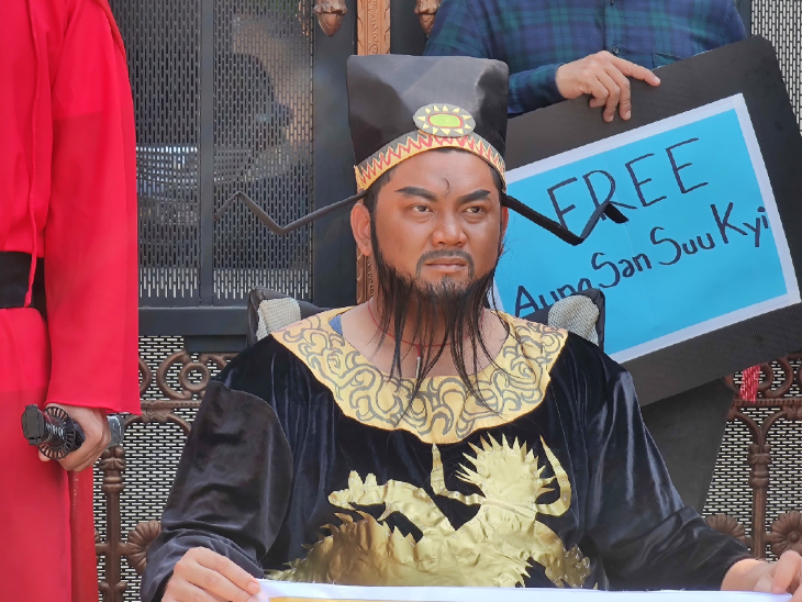 Some of the people performing outside the Chinese embassy in Yangon dressed and made up like former dictators of China. These people allege that the Chinese government does not even know the meaning of democracy.