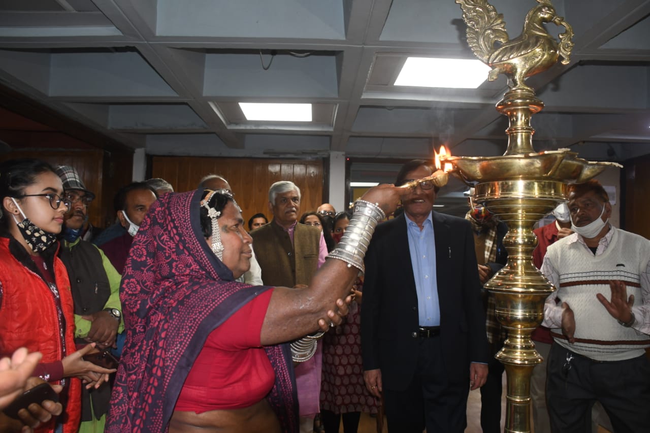 भारत भवन के स्थापना समारोह का शुभारंभ करतीं भूरी बाई। भूरी बाई को पहले हिंदी ठीक से नहीं आती थी। वे भीली बोली बोलती थीं।