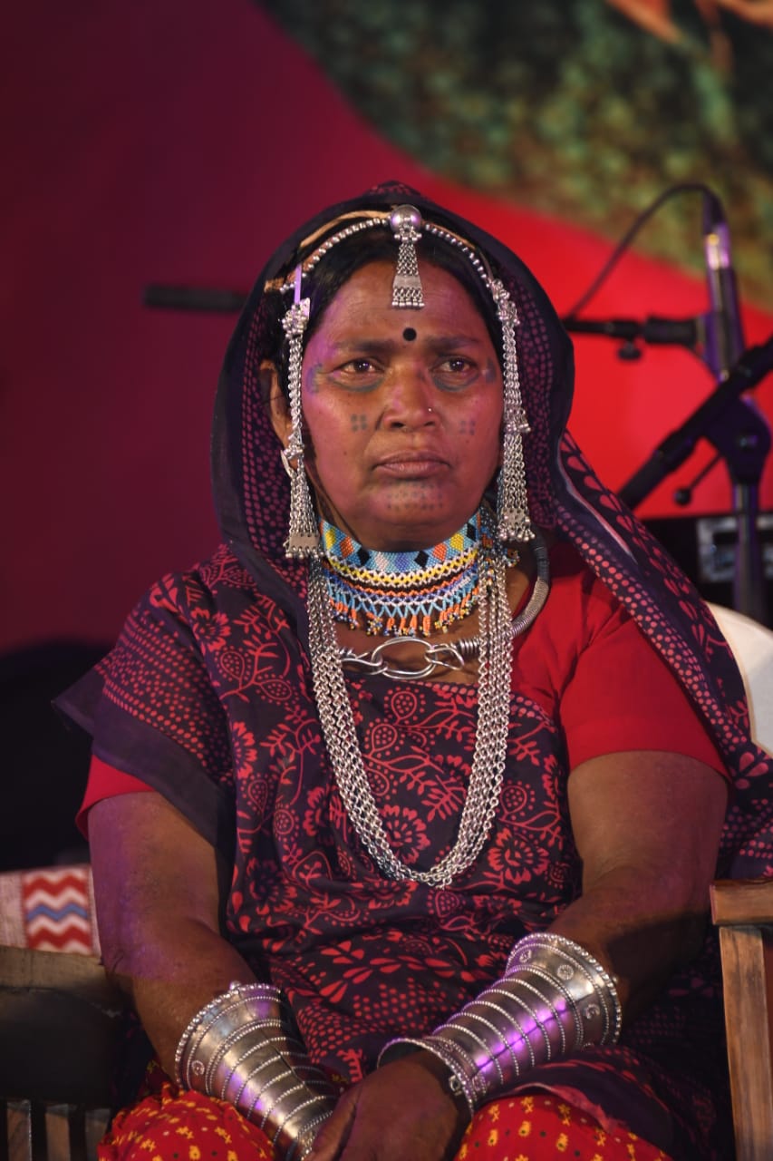 भारत भवन के बहिरंग में मंच पर बैठीं भूरी बाई। वे मुख्य रूप से मध्यप्रदेश के झाबुआ जिले के पिटोल गांव की रहने वाली हैं।